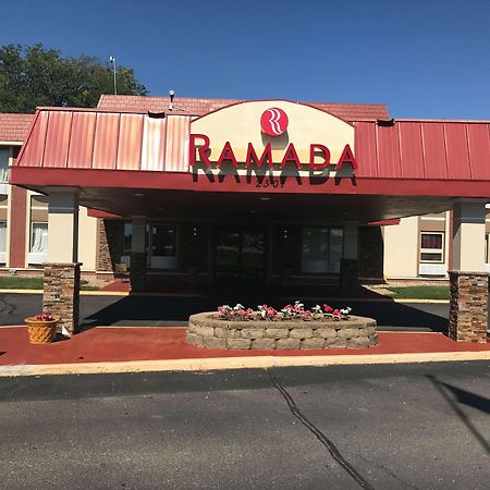 Ramada By Wyndham Албърт Лий Екстериор снимка