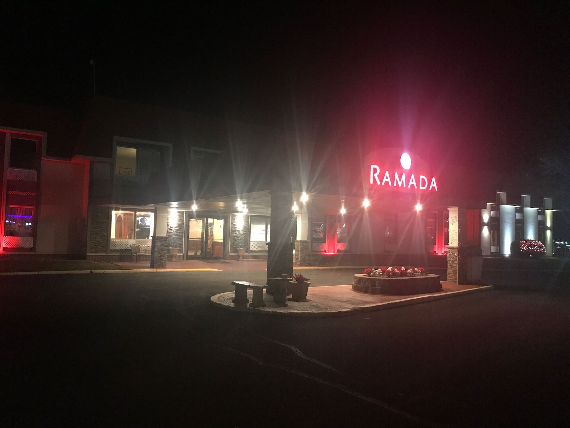 Ramada By Wyndham Албърт Лий Екстериор снимка